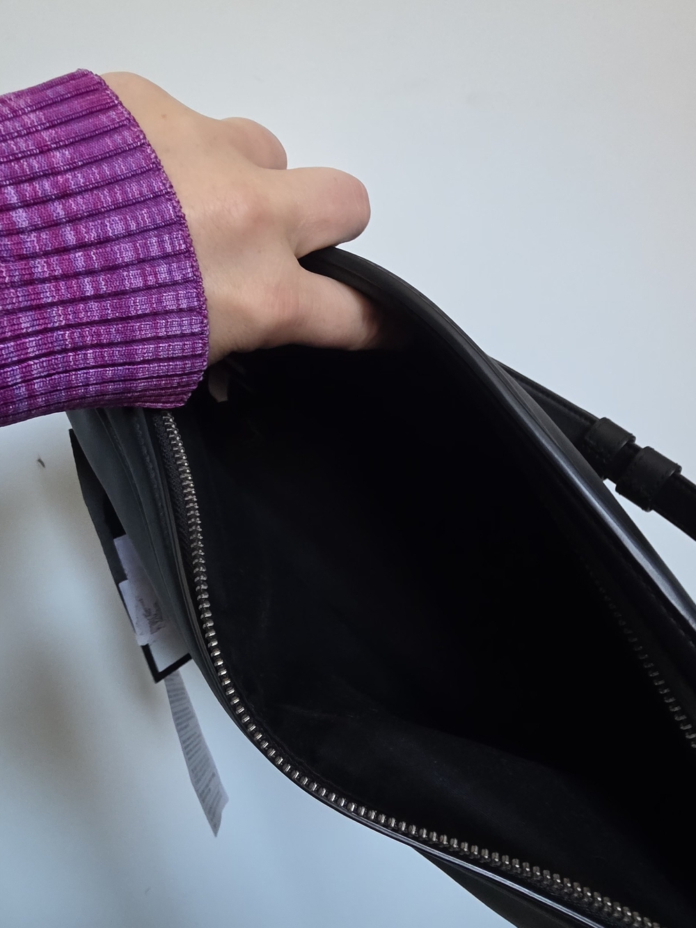 Marc Jacobs Black Leather Messenger Bag. Can't Fit The 13inch Laptop - Picture 8 of 13